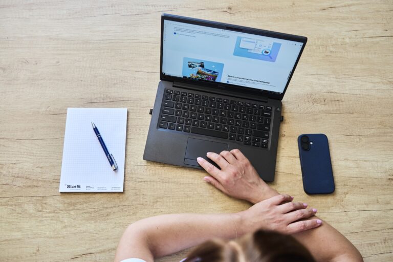 Laptop i notes na stanowisku pracy w Starlit