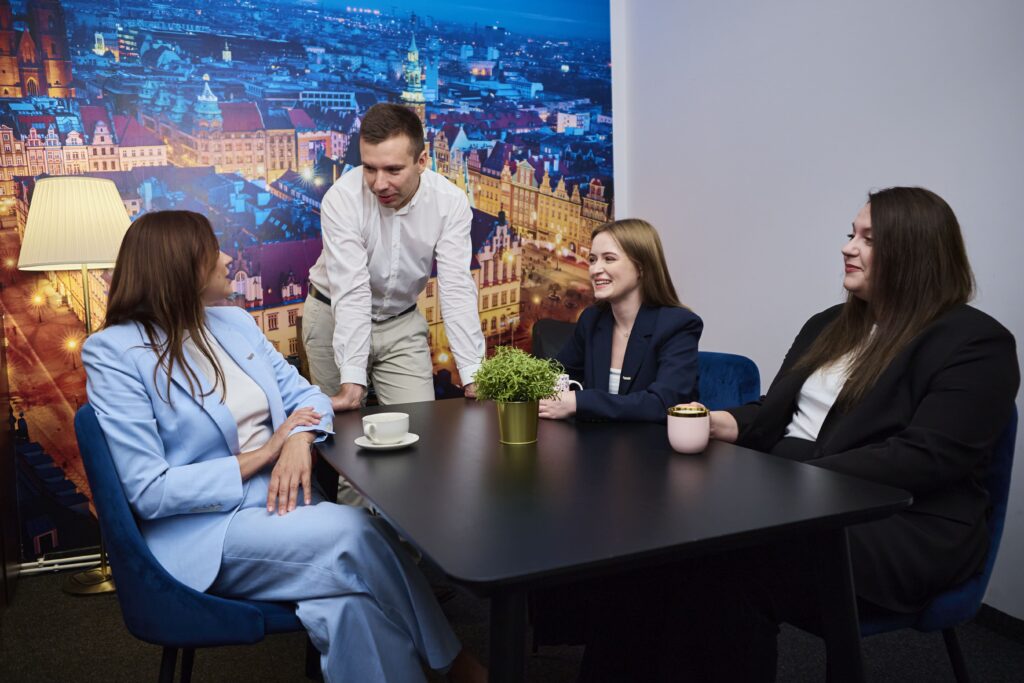 Zespół Starlit rozmawia przy stole konferencyjnym