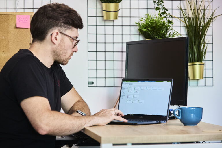 Specjalista Starlit pracuje przy laptopie w biurze